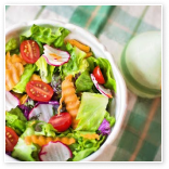 foto de uma salada com tomates e outros legumes