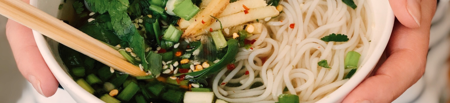 imagem de uma tigela de yakisoba